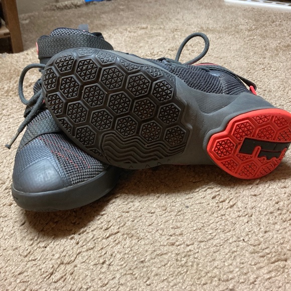Nike Lebron James shoes with Velcro strap - Picture 6 of 9